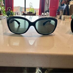 RAY BAN JACKIE OHH MODEL CODE RB4101 601/58 58-17
FRAME SHAPE
Butterfly